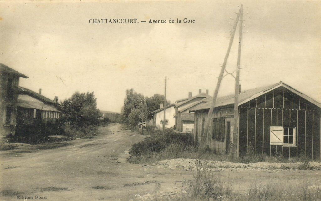 En tant que village martyr, Chattancourt est décoré de la Croix de Guerre le 15 mars 1921.